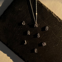 Naloži sliko v pregledovalnik galerije, Silver sparkling letter verižica