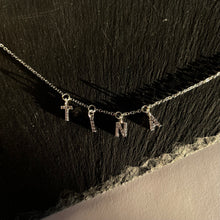 Naloži sliko v pregledovalnik galerije, Silver sparkling letter verižica