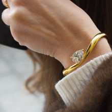 Naloži sliko v pregledovalnik galerije, Teardrop bangle
