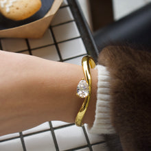 Naloži sliko v pregledovalnik galerije, Teardrop bangle
